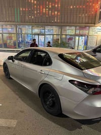 كامري هايبرد تكسي دبي 2024 ماشية 136 الف كيلو  حادثها خلفي صندوگ مبدل ...