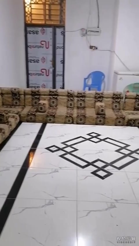 گعده عربيه للبيع ارتفاع 20 سم متكونه من :-
زاويه عدد 3 / چكليته عدد 5
و اربع قطع 2 وسط / و 2 كبيره 
السعر ( 80 ) ألف / قضاء الهوير / منطقة الخاص 
***********
