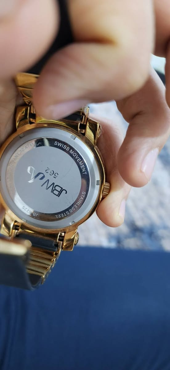 ساعة اصلية مختمة فول ١٢ الماسة جتني هدية واريدها ب١٥٠ الف يرادلها باتري فقط ***********
