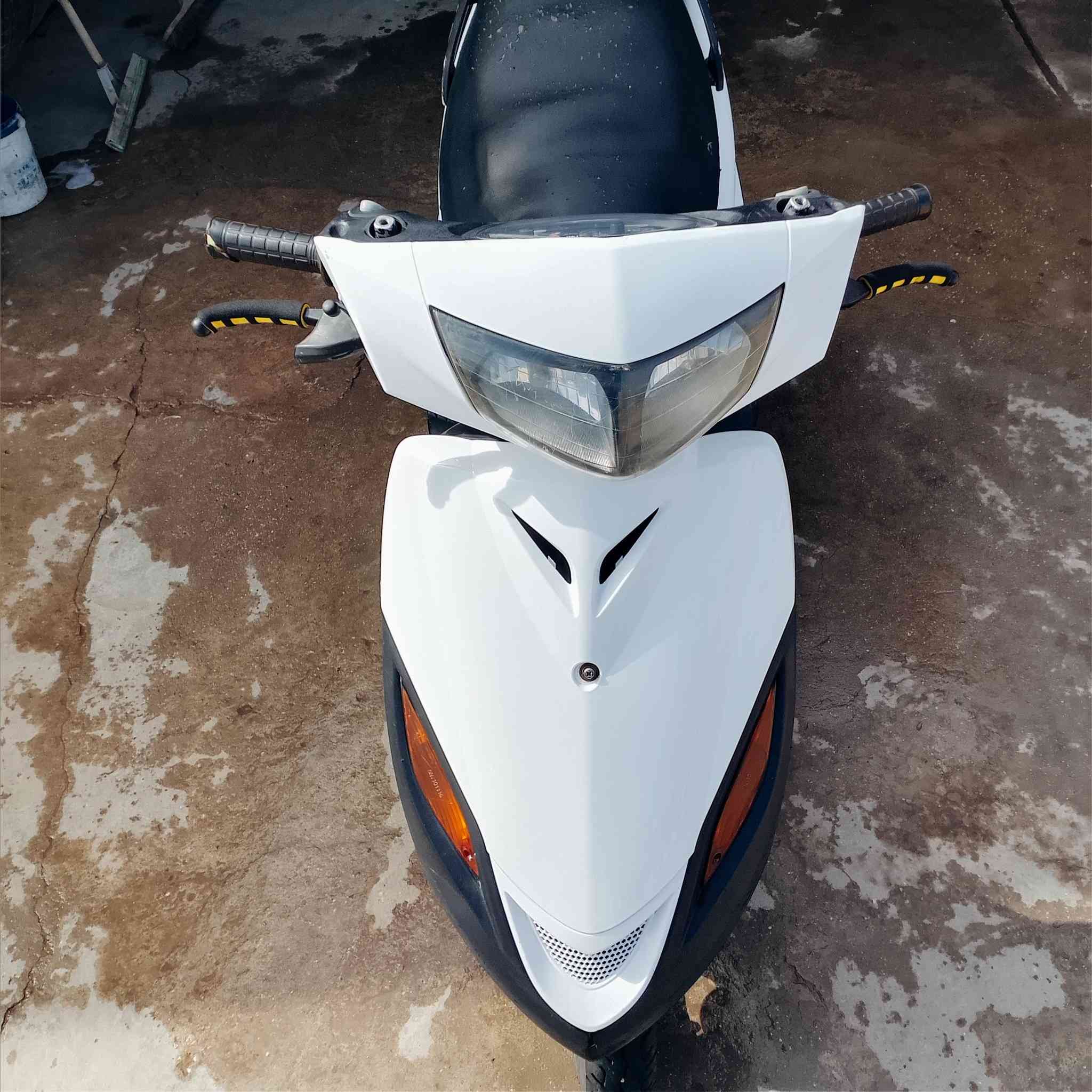 السلام عليكم ماكس 140 للبيع نضيفه كلشي شغال بيه مختمه كفرات بلادي اشاير كلوبات دشبول كه شغال وبيه مكينه جديده قبل يومين جفتته يعني رجعت جديده السعر 350 مكاني حله حي الجزائر ***********‬‏
