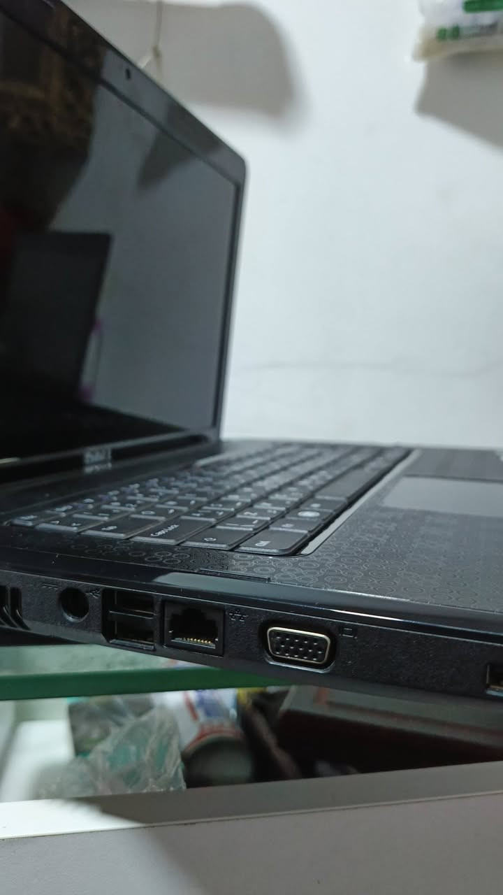 بسمه تعالى
لابتوب Dell

المعالج pantiom بانتيون

رامات 4GB

هارد 320GB hdd

ويندوز 7

شاشة 15انج

بطارية بحالة جيدة

يفيد التصفح والإنترنت والدراسة 

سعره 70الف 

تواصل ***********واتساب
