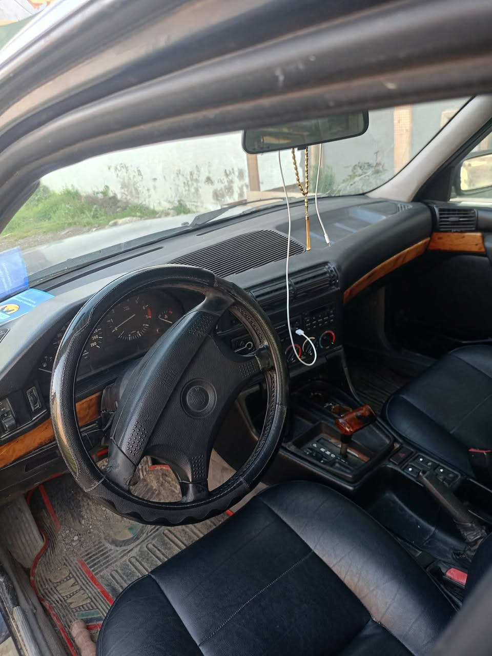 BMW للبيع .
موديل ٩٣ .
محرك بي نفخ الكثير شرط .
الطخم جديد قبل شهر بدلته امامي خلفي .
السنوية باسمي الهزة قبل شهر انتهت رقم مسطرة .
داخل صاج .
كشنات جلد .
تبريد اشحن غاز و شغل .
السعر ٦٣ و بيها مجال .
صبغ جمالية مكفولة من الضربة .
تعال وافحص وإذا عجبتك نتواصل بالسعر و تدلل
***********
