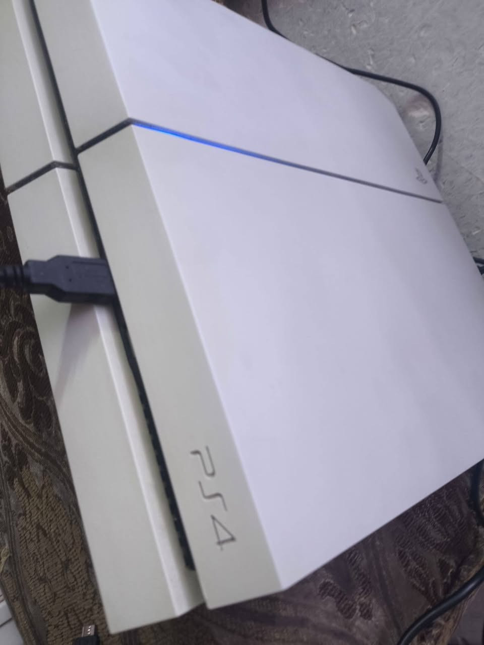 بلي فور مهكر بس مابي العاب  كامل هوة ملحقاته 3 يدات بي  للبيع  200 وبي مجال وهاذة رقمي ***********5
