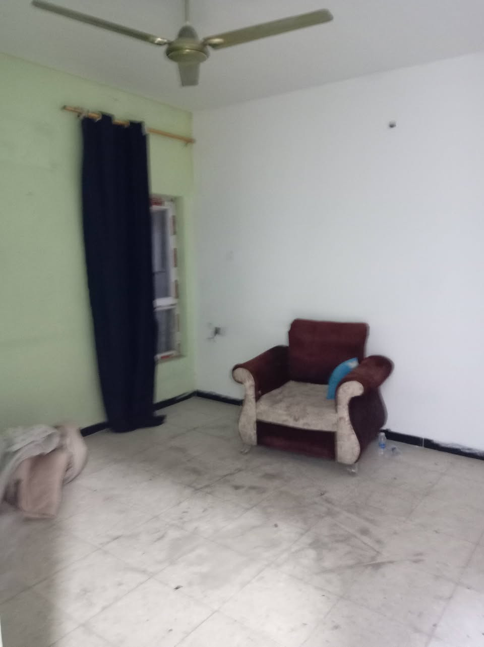 متوفر شقه للايجار مساحه ١٥٠م طابق اول تحتوي على ٣غرف نوم واستقبال ومطبخ وصحيات مطلوب عائله صغيره للاستفسار *********** خلف رزان روز سعر الإيجار ٦٥٠ الف
