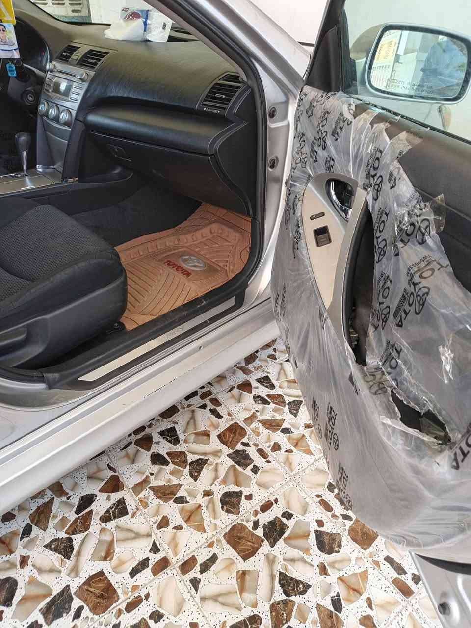 كامري موديل 2010 سياره اربع قطع بدون ضرر فقط صبغ لغود شواصي كلله سليمه سياره جاهزه من كلشي مثبت سرعه تحكمات ستيرن كشنات كهربأيه سياره شرط لا تنقيص ولا تبخير عل فحص سياره جاهزه من كلشي بأسمي تحويل ثاني يوم  استفسار اكثر اتصل *********** مكان رمادي سعر 106وبيه مجال
