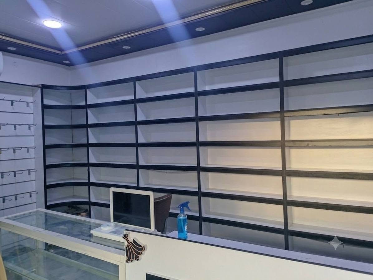 السلام عليكم ​: رفوف ديكور محل (بحالة ممتازة جداً) للبيع
​التفاصيل:
​رفوف ديكور بلون أسود وأبيض مميزة ونظيفة جداً (مثل الموضحة في الصورة).
​مناسبة جداً لمحلات الموبايل، الإكسسوارات، أو أي محل تجاري.
​تحتوي على تقسيمات كثيرة وزاوية عرض واسعة.
​الموقع: بابل ناحية ابي غرق 
الاتصال على رقم الهاتف
***********
