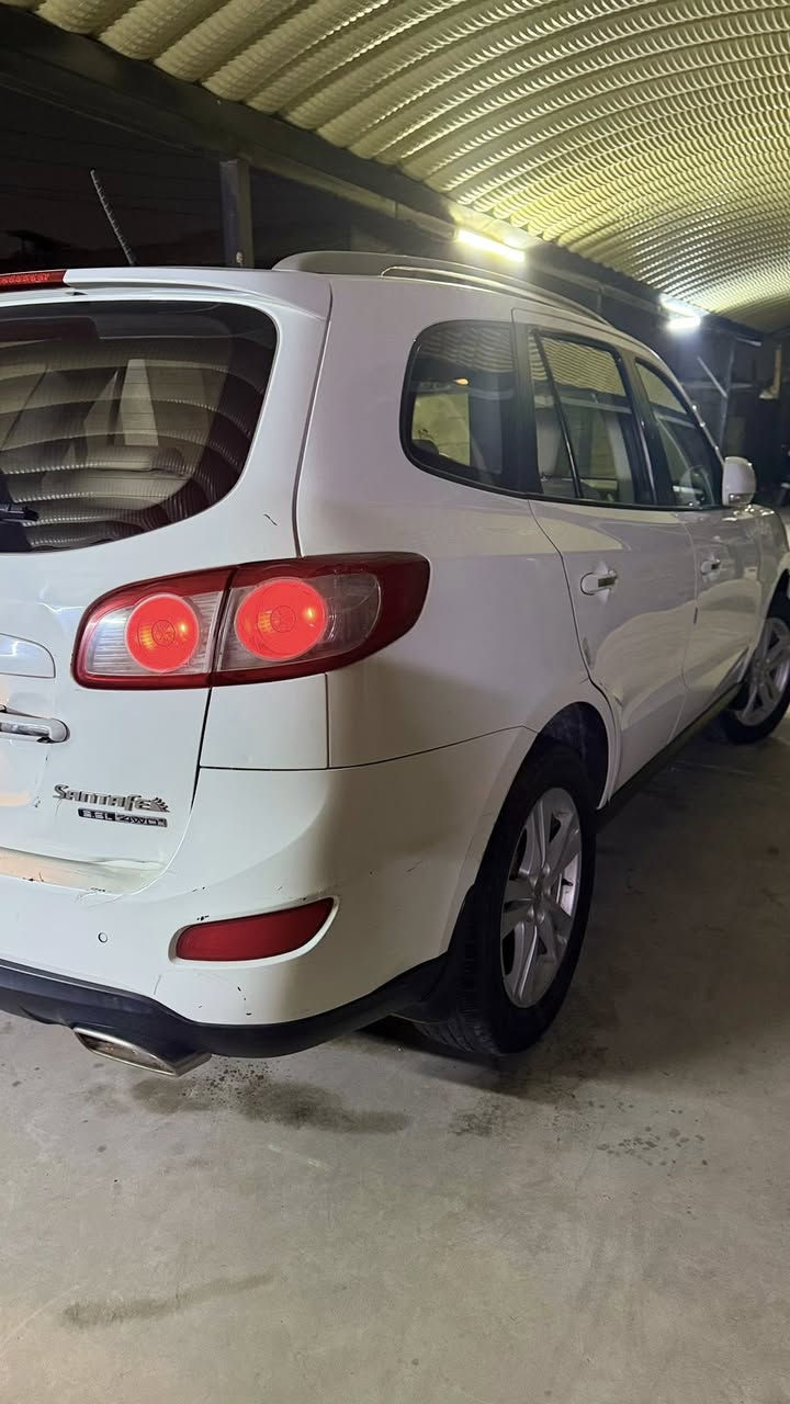 السلام عليكم
سنتافيه موديل 2010  خليجي v6  3.5
بيها جاملغ الأمامي الأيسر 
٧ راكب 
رقم بغداد بسمي 
بصمه 
كشن كهرباء  تدفئ تبريد 
٣ قطع تبريد 
بصمه أبواب 
شاشه 
مري شفط 
اشاير بالمرئ 
فتحه سقف 
السياره مال بيت وبالعافيه ع الياخذها 
العنوان بغداد المشتل 
هـ/ ***********
***********
