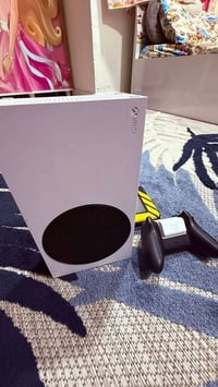 للبيع xbox series S ،،الاكس بوك نضيف جدا  ،،اليدة اصلية مال شركة بس بد...