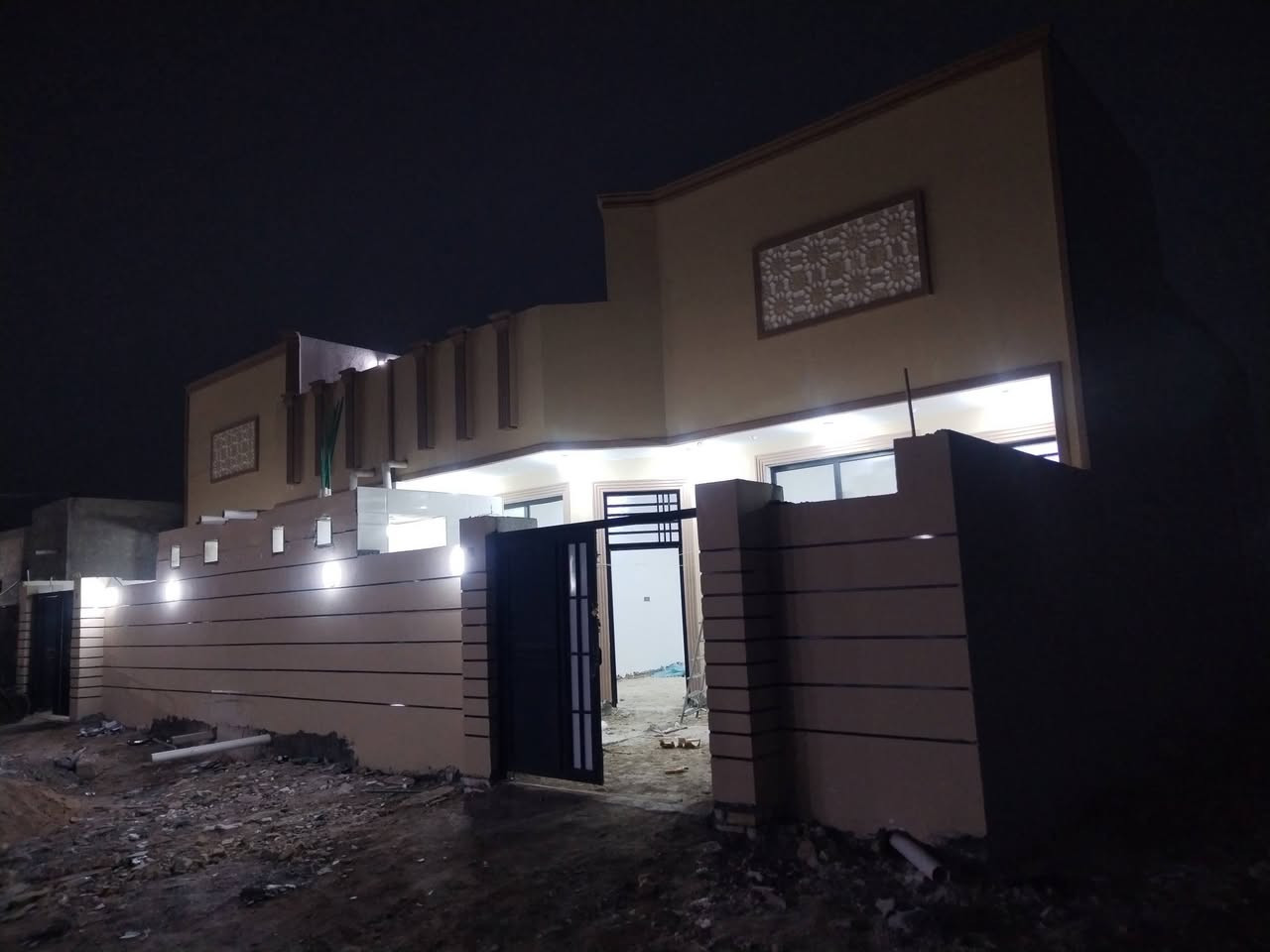 بيت للبيع في حي التجار ١٥٠متر واجه ١٠
بناء جديد طابوك صب كونكريت
يتكون من غرفتين وصالة ومطبخ
واستقبال وطارمة وصحيات داخلية وخارجية
نظام دكتات تبريد مركزي
شغل درجة اولى
واجهة فوم
البيت جاهز للسكن
كهربائيات وماي كامل
باقي فقط الارضية
للاستفسار
***********
*********** واتس اب
