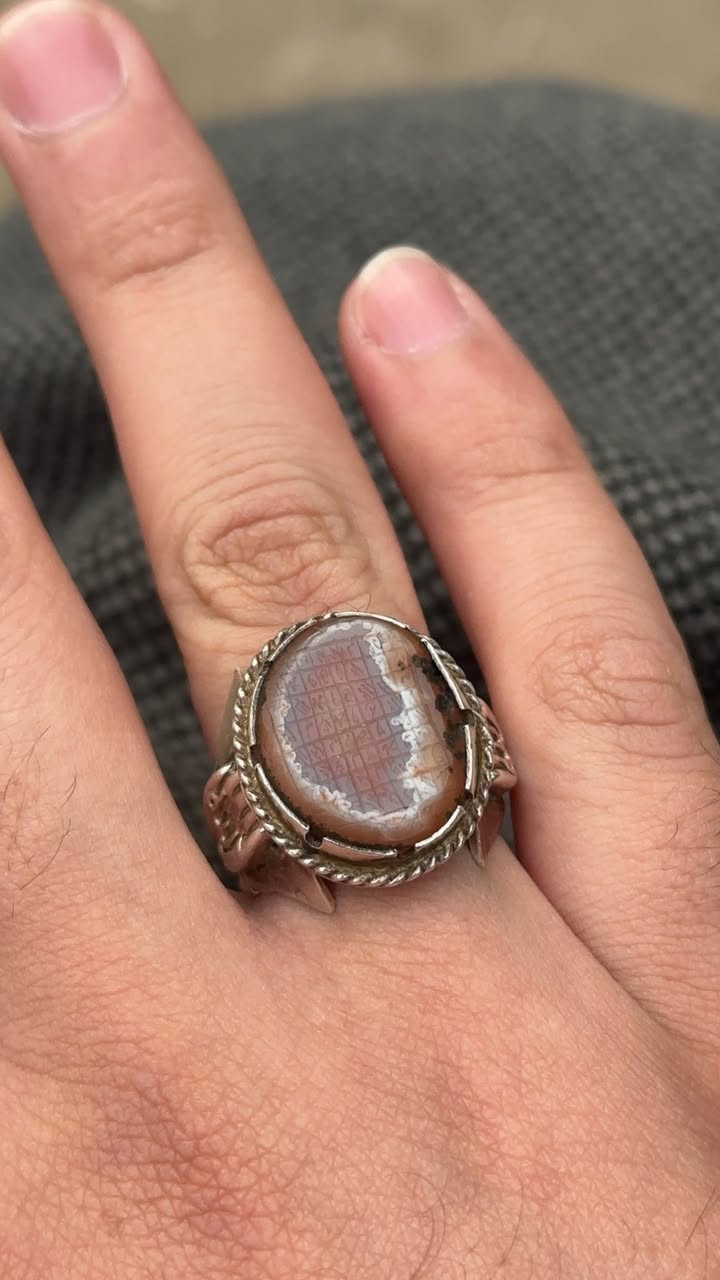 عقيق صمصام منقوش المثمن السليماني
صياغه ثقيله فضه الف عراقيه يدويه  
تفاصيل خاص او ع الرقم 
***********
