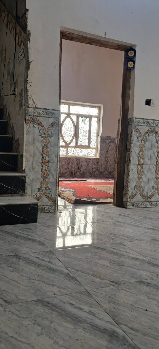 بيت زراعي للييع كامل على طريق العكيكة ورادائرة الكهرباء مساحة ٣٧٠ يبعدعن الشارع ٣٠٠ متر كونكريت بيه نواقص قليلة بيه ديوانية ابلوك نقصة ارضي وبياض الحائط والمطبخ ابلوك  نقص سيراميك الجدار وسيراميك ارضي والباقي صالة ابلوك كاملة والباقي غرفتين وهول كله طابوك وحمام تحت الدرج وصحيات خارج  والبيت كونكريت كله كامل من داخل  وطارمة جبيرة وكراج سيارة وترك خلف البيت ***********)
