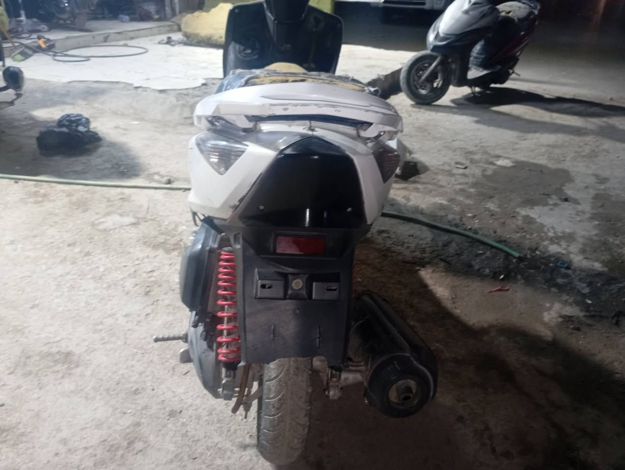 سلام عليكم دراجه للبيع
اي نقص مبيها كفاله من كلشي
كهربائيات كفاله كلها 
تخم تايرات خلفي امامي جديد اصلي  بعده بل شعر مالته
بيها سكنات اماميه زرك 
بيها تضليل بك لايت خلفي 
بيها كلوب زنون بومه
بيها امبيثري صغير صوته حلو وناعم
الدراجه صافيه لا تبخير ولا نضوح
دهن امزول احط كل اسبوع 
بانزين محسن
معدلها80 مقفول من الشركه بلاد
شلعه ومعدل تشك الكاع

دراجه سعرها475 وبيها مجال حك الجيه مكاني بغداد رقمي *********** متواجد واتساب
