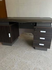 ميز مكتبي جديد مستعجل ع بيعته معه كرسي 07876488855 واتساب