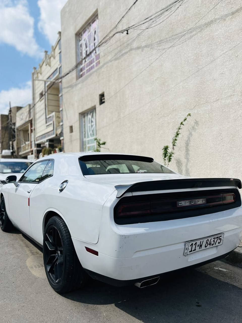 السلام عليكم دوج جالنجر موديل 2013
السيارة داخلة كلين بدون حادث مكفوله من الضربه والصبغ 
مكينه 3600 
كير جديد قبل شهرين بدلته 
تخم تاير جديد 
باتري جديد 
حداديه امامية خلفية جديده 
ارقام وسنويه وهزه جديده 
السياره ماتصرف عليها دينار 
السعر 128$ وبيها مجال بسيط 
***********
