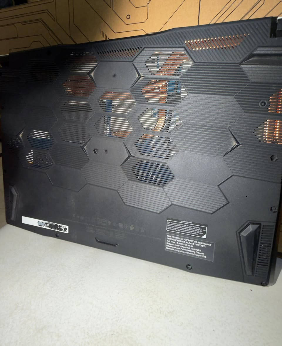 السلام عليكم.. لابتوب MSI Sword 15 النسخة الحصرية المميزة باللون الأبيض الملكي، اللابتوب بنظافة 99%). مخصصة للأداء العالي جداً: البرامج الهندسية الثقيلة، التصميم المتقدم، وكافة الألعاب الحديثة.

المعالج: Intel Core i7 القوي.
• الرام: 16 GB من الجيل الأحدث DDR5 (مدعوم بالذكاء الاصطناعي).
• كارت الشاشة: RTX 4060 بسعة 8 غيغا مدعوم بالذكاء الاصطناعي مع تقنية DLSS 4 لتجربة ألعاب وتصميم خيالية.
• الهارد: 1 Terabyte SSD M.2 NVMe Gen 4 فائق السرعة.

الشاشة: بحجم 15.6 بوصة (فول ريفريش ريت) مجهزة بنظام حماية العين للاستخدام الطويل.
• الكيبورد: ملون RGB سمائي مميز متعدد الدرجات.
• النظام الصوتي: صوت محيطي نقي جداً من هيريس.
• التبريد: أحدث منظومة تبريد من MSI (الإصدار الأخير).
• النظام: ويندوز 11 الأصلي بأحدث إصدار وتحديثات من الشركة.


**إذا كنت صاحب هذا الإعلان وتريد حذفه لأي سبب، رجاءا أرسل رسالة إلى الدعم الفني**