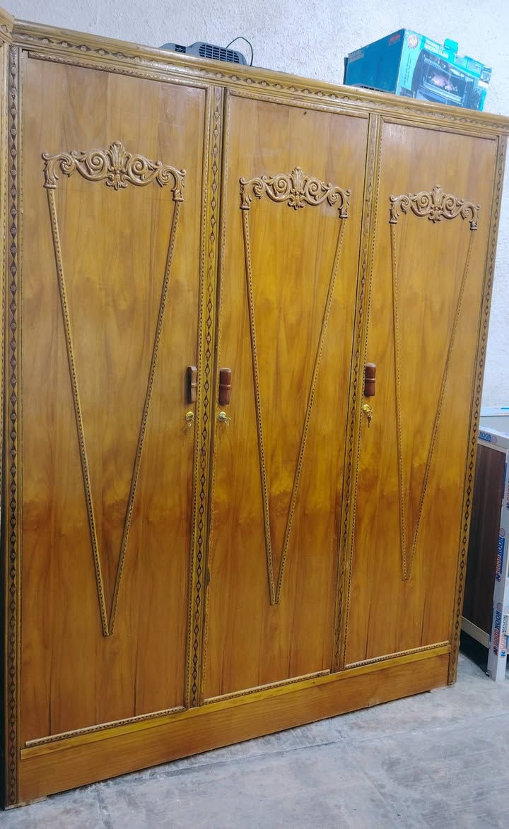 يوجد لدينا كناتير ٢ باب و٣باب خشب عراقي اسعار نار العنوان البدير شارع جامع ال حجي رشيد القريشي مجاور جملة جاسم البولاني ***********
*********** معرض القزويني الاثاث المستعمل
