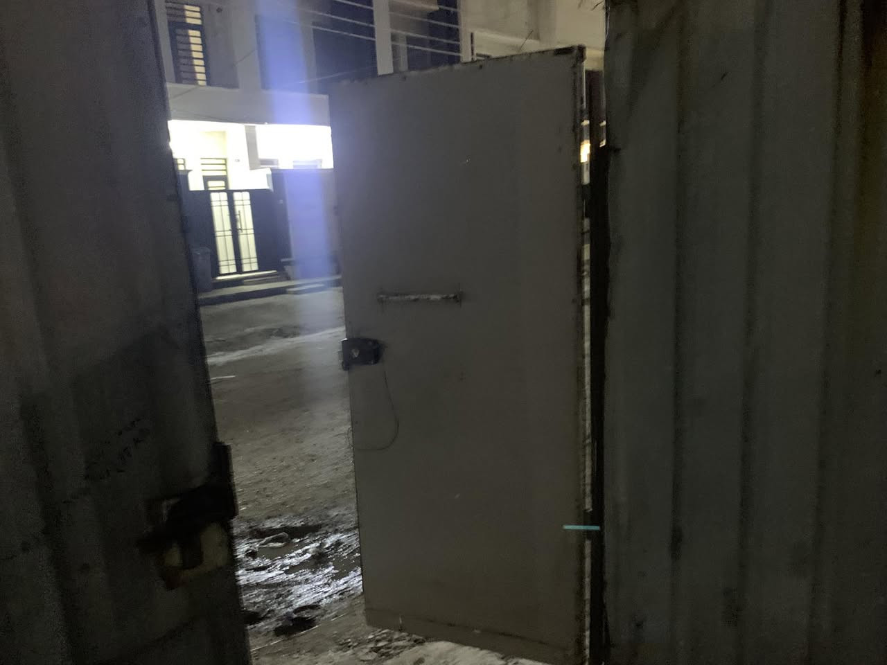 حوالي ٢٥ متر طول للبيع حي اور تفتح السياج وتاخذه حي اور ***********
