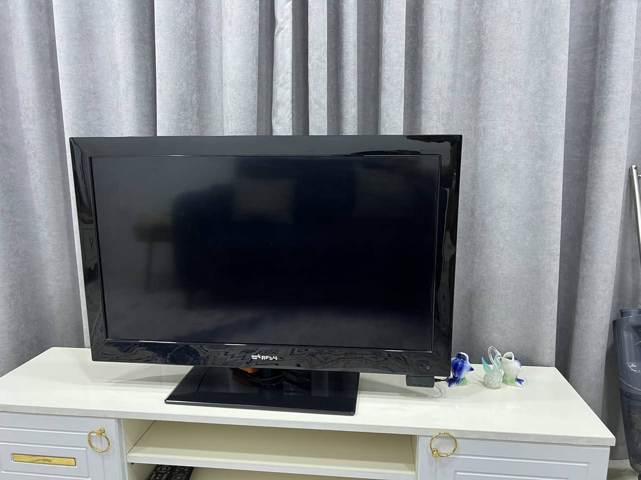 السلام عليكم شاشة بدون نت حجم 32 الشاشة نظيفة فقط مكان HD ينرادلة تبديل شي بسيط .
السعر 70,000 
*********** اتصلو و تدللون
