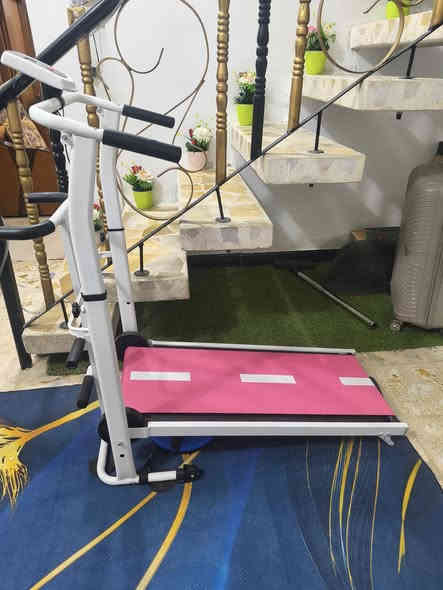 أجهزة رياضية مستعملة استعمال قليل جدا و نظيفة الأول جهاز جري قايش ميكانيكي بدون كهرباء والثاني جهاز الغزال الطائر سعر الجهاز الواحد 90 الف المكان النجف رقم موبايل ***********
