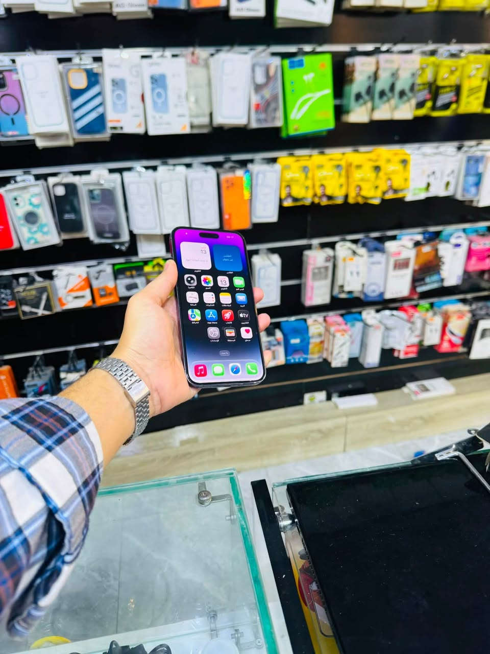 السلام عليكم ورحمة الله 🌹
📱 آيفون 14 برو ماكس
💾 الذاكرة: 256GB
🔋 البطارية: 89%
🌍 الجهاز عربي – شرق أوسط
🎨 اللون: بنفسجي

📌 المواصفات:

* الجهاز مكفول كفالة عامة
* لا مفتوح ولا مصلح
* كلشي شغال 100% وما بيه أي خلل
* فقط بيه نقطتين سود بالشاشة (ما تأثر على الاستخدام)
* الشاشة عليها ضمان شهر
* بصمة الوجه (Face ID) واقفة فقط

📍 الموقع: بغداد – مدينة الصدر – قطاع 23

💰 السعر: 530 ألف (نهايته)

📞 للشراء الاتصال على الرقم:
***********
