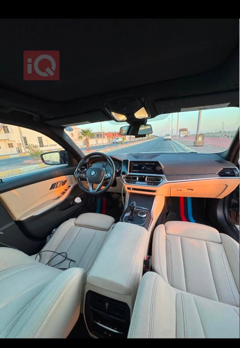 السلام عليكم BMW 330i 2021
الأداء والمحركنوع المحرك: بنزين، 4 سلندر، توين باور تيربو.سعة المحرك: 2.0 لتر.القوة الحصانية: 255 - 258 حصاناً.عزم الدوران: 400 نيوتن متر.ناقل الحركة: أوتوماتيكي بـ 8 سرعات.نظام الدفع: دفع خلفي (RWD).التسارع (من 0 إلى 100 كم/ساعة): 5.8 ثانية.السرعة القصوى: 250 كم/ساعة.الأبعاد واستهلاك الوقودسعة خزان الوقود: 59 إلى 60 لتراً.استهلاك الوقود: تستهلك السيارة حوالي 9.4 لتر لكل 100 كم داخل المدينة، و 8.4 لتر لكل 100 كم على الطرق السريعة.المواصفات والتقنيات الأساسيةالأنظمة الترفيهية: شاشة عرض متصلة بنظام iDrive، بلوتوث، وتتوفر في بعض الفئات بميزة الشحن اللاسلكي.السلامة ومساعدة السائق: حساسات أمامية وخلفية، نظام النقطة العمياء، رادار أمامي وخلفي، ونظام تثبيت السرعة.الراحة: مقاعد جلدية مع ذاكرة للمقاعد، تكييف هواء خلفي، وفتحة سقف (سلايد).أنظمة القيادة: توفر أوضاع قيادة متعددة، ومكابح اليد الإلكترونية مع ميزة التوقف المؤقت (Auto Hold).
سعر 21.500$ قفل
للأستفسار
***********
