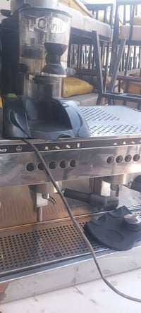 ماكنه قهوه معه مطحنه قهوه نضافه ٩٠ % للبيع 07868667004