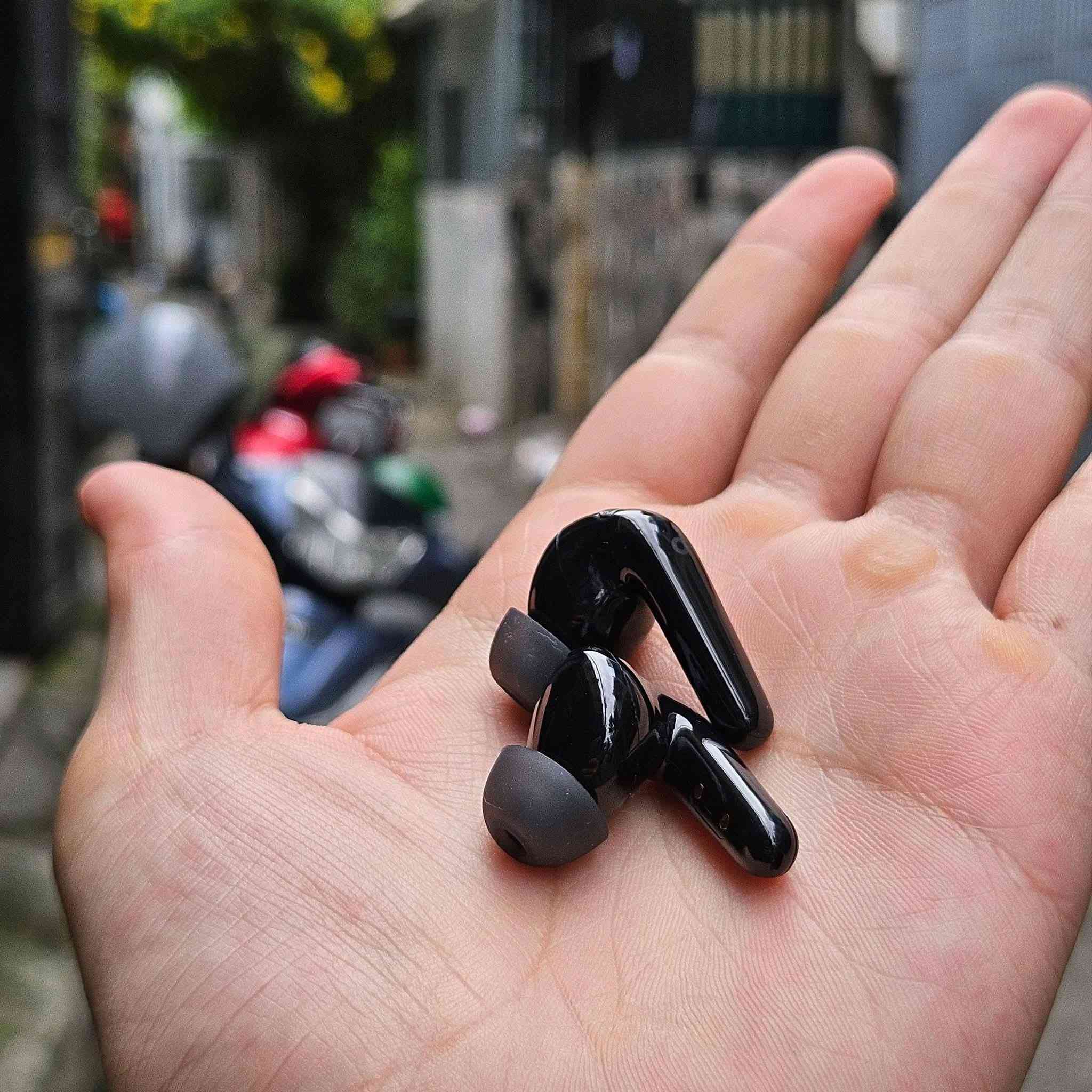 ✈️🌍 لعشاق السفر والمغامرات…
بعد اليوم ما تحتاج تحمل مترجم وياك! 😍🔥

مع سماعة
✨ Anker Soundcore R60i NC ✨
صار التواصل أسهل من أي وقت مضى 🎧

🎙️ ميزة الترجمة الفورية بالذكاء الاصطناعي تدعم أكثر من 100 لغة حول العالم
حتى تقدر تتواصل، تفهم، وتسافر بثقة أكبر 🌏

💡 سواء بالمطار، السفر، الدراسة، الاجتماعات أو حتى التواصل مع أشخاص من دول مختلفة…
السماعة تساعدك بالترجمة الفورية بشكل سريع عبر التطبيق المدعوم 📲✨

🎧 مو بس ترجمة… هاي السماعة تقدم تجربة صوت احترافية متكاملة:

✅ عزل ضوضاء ذكي Adaptive ANC
يقلل الضوضاء المحيطة حتى تستمتع بصوت أوضح وراحة أكثر، خصوصاً أثناء السفر والطيران ✈️

✅ وضع الألعاب Gaming Mode 🎮⚡
استجابة أسرع وتقليل تأخير الصوت حتى تستمتع بالألعاب والفيديوهات بسلاسة أكبر.

✅ مزودة بـ 6 مايكات ذكية مع تقنية AI
حتى يكون صوتك واضح جداً أثناء المكالمات مع تقليل الضوضاء والهواء الخارجي 🎙️🔥

✅ صوت Hi-Res احترافي مع LDAC
تفاصيل صوت عالية الدقة وباس قوي لمحبي الجودة الحقيقية 🎶

🔋 بطارية قوية تدوم لفترات طويلة:
▪️ حتى 10 ساعات تشغيل بالسماعة الواحدة
▪️ وحتى 50 ساعة استخدام مع علبة الشحن 😍
▪️ ومع تشغيل العزل النشط ANC تدوم تقريباً:
8 ساعات للسماعات + حتى 40 ساعة مع العلبة.

⚡ شحن سريع:
فقط 10 دقائق شحن تعطيك تقريباً 3 ساعات تشغيل 🔥

✅ مقاومة للماء والغبار بمعيار IP55
مناسبة للسفر، الرياضة، والاستخدام اليومي 💪

📍 متوفرة لدى
مكتب علي الفرزدق للموبايل والحاسبات

🚚 توصيل إلى جميع المحافظات
📩 للاستفسار والأسعار راسل الصفحة مباشرة
***********
زورونا نتشرف بكم 
ديوانيه شارع المصورين مقابل مكتب السرعه اسفل صاله ماجد مرجون للحلاقة
