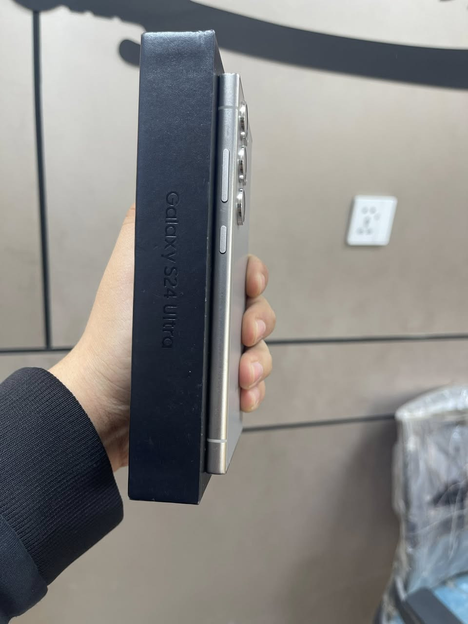 السلام عليكم
للبيع s24 الترا
ذاكره 256
جهاز نظيف نظيف ما مفتوح 
جهاز شخط واحد ما بي 
كارتونه موجوده مطابقه 
جهاز نظيف 100‎%‎
العنوان بغداد الجديده النعيريه 
السعر 900 الف 
رقم ***********
