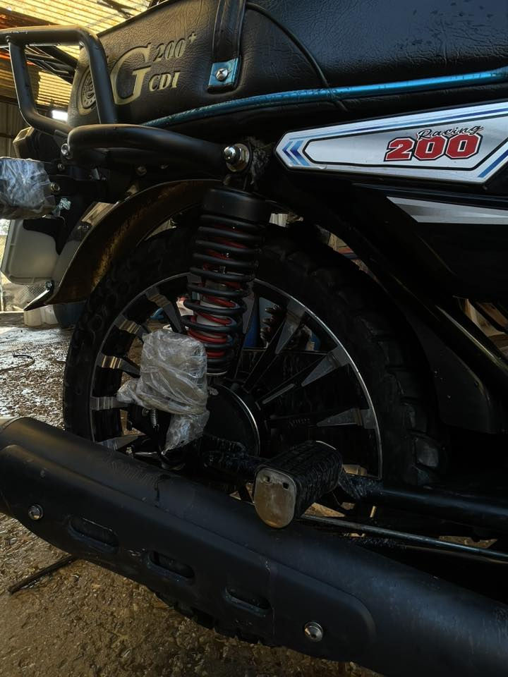 دراجة سيفان سونك 2025 للبيع ما ماشيه صارلها شهرين من نازله دراجه كلش نظيفة مكفوله عام جيب وياك الف فيتر وتعال السعر 850 وبيها مجال بسيط للشراي رجاءا جماعه ال 700 لا دخلون لان دراجه نظيفة كلش المكان بغداد حي اور رقم ***********
