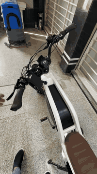 السلام عليكم بايسكل شحن ماركة ساندروز مكينة شيمانو سرعتة 50 يشتغل بايدر وحد و سكليتر وحد يقطع مسافة 55 كيلو صار 6 اشهر منزلة السعر 700 وبي مجال الله شاهد هذا مو سعرة بس لان مستعجل على بيعته متواجد فيس و واتساب 
***********
