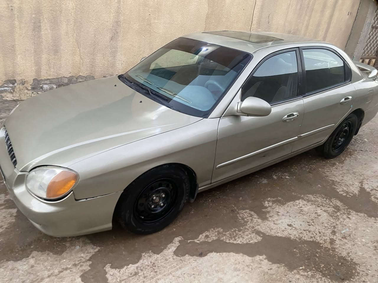 السلام عليكم اخوان سياره سوناتا موديل 2000 مصبوغه عام جاهزة السياره تبريد كير اوتوماتيك محرك اربعه سلندر اصل بانزين تخم تاير جديد وباتري جديد كهرباىيات شغاله رقم انكليزي باسمي تحويل باي وقت 
مكاني حله مركز المدينه
السعر 47 وبيه مجال 
الرقم ***********
