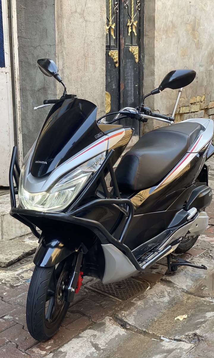 السلام عليكم للبيع
دراجة pcx 2017 جيل ثاني ام لد 
نازلة قبل شهر عدل مال رمبة جديده لوك 

لونين بلادي خمسينية 
اسود مطعم برصاصي 
حجم المحرك 150cc 
عداد المسافة 42 الف حقيقي 
دخلت ماشيه 35 مشي كله بره 
مكينة خرسة متسمع صوت لها 
فج احمر بلاد 
درع حماية للبجم 
تايرات جلاتين خلفي امامي 
خطوط شركة بيهن 
حساس زداحم + ستان كهربائي 
ماطول عليكم الدراجة ع وضع معرض 
مكفولة كشر ومكينة و كهربائيات 
شرط الفحص وين ميعجبك تاخذه من باب 
البيت دراجة جديده جديده بمعنى الكلام 

اي ستفسار متواجد خاص او واتساب 
رقمي *********** 

مكانها النهظة الشيخ عمر قرب 
باجة الحاتي
