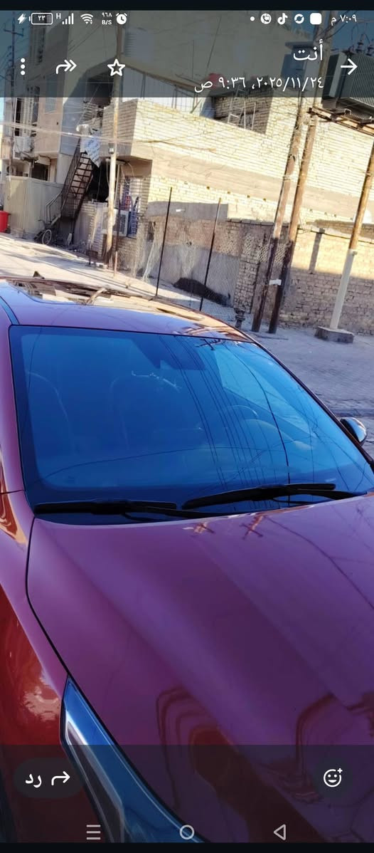 السلام عليكم كيا فورتي جي تي لاين فول مواصفات 2021
الرقم للتواصل: ***********

تأتي فئة GT-Line بمحرك الفئات القياسية وليس محرك التوربو القوي (الذي يتوفر في فئة GT فقط)، ومواصفاته كالتالي:
المحرك: 4 أسطوانات (I4) سعة 2.0 لتر.
القوة الحصانية: 147 حصان.
عزم الدوران: 179 نيوتن متر.
ناقل الحركة: أوتوماتيكي بنظام IVT (وهو تطوير لـ CVT من كيا ليعطي شعوراً بتبديلات التروس الحقيقية).
نظام الدفع: دفع أمامي (FWD).
استهلاك الوقود: موفرة جداً، بمعدل تقريبي 33 ميل/غالون (حوالي 14 كم/لتر) كمعدل مختلط.
2. التصميم الخارجي (اللمسة الرياضية)
تتميز GT-Line بلمسات تجعلها تبدو كسيارة سباق:
الشبك الأمامي: تصميم رياضي مع لمسات باللون الأسود اللامع (Gloss Black).
الإطارات: جنوط ألمنيوم مقاس 17 بوصة بلون جرافيتي داكن.
الإضاءة: أضواء نهارية (DRL) خلفية بنظام LED، وكشافات ضباب أمامية.
الجناح الخلفي: سبويلر خلفي مدمج باللون الأسود اللامع.
المرايا: مرايا جانبية سوداء مدفأة وبها إشارات انعطاف LED.
3. المقصورة والتقنيات الداخلية
المقاعد: مزيج من الجلد والقماش (SynTex) مع خياطة رياضية باللون الأحمر أو الرمادي.
المقود: رياضي بأسفل مسطح (D-cut) ومغلف بالجلد.
الشاشة: شاشة لمس قياس 8 بوصة تدعم Apple CarPlay و Android Auto.
النظام الصوتي: تتوفر في بعض النسخ بنظام Harman Kardon الفاخر (اختياري).
ميزات إضافية: تشغيل بصمة (Push Button Start)، دخول ذكي، مكيف هواء أوتوماتيكي ثنائي المناطق (في حزم معينة).
4. أنظمة الأمان (Kia Drive Wise)
بما أنها وارد أمريكي، فهي تأتي قياسياً بمواصفات أمان عالية:
نظام التحذير من الاصطدام الأمامي (FCA).
نظام المساعدة على البقاء في المسار (LKA).
تنبيه تشتت الانتباه للسائق (DAW).
نظام كشف النقاط العمياء (BCW) وتنبيه حركة المرور الخلفية (في أغلب نسخ GT-Line).
