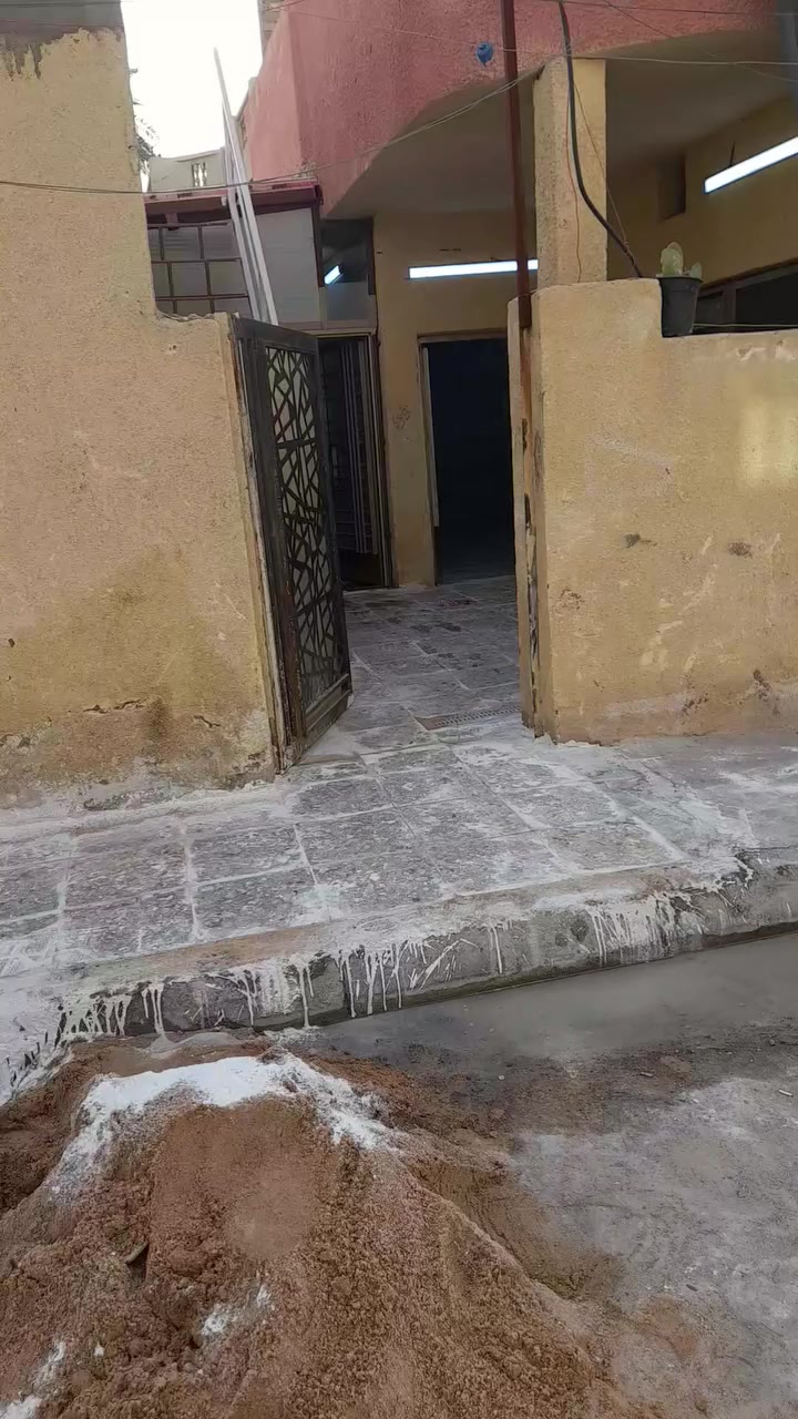 دار للأيجار مساحة ٧٥ متر موقعه في تراث الشرطه الخامسه يحتوي على صاله ومطبخ وغرفه نوم وخدمات وطرمه وسطح ايجاره ٤٠٠ الف المراجعه مع مكتب الاماني للعقار للإستفسار/***********
