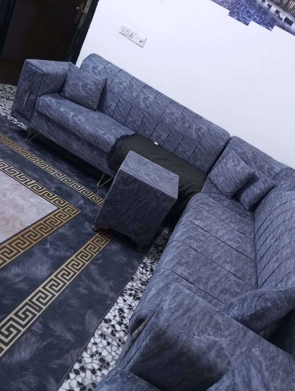 تخم عشر مقاعد للبيع نظيف للبيع في عيب واحد حرق ب احد المقاعد سعر 240 الف رقم ***********. ومع طاوله و6 كوشات ومعه زولي  العنوان بغداد المنصور
