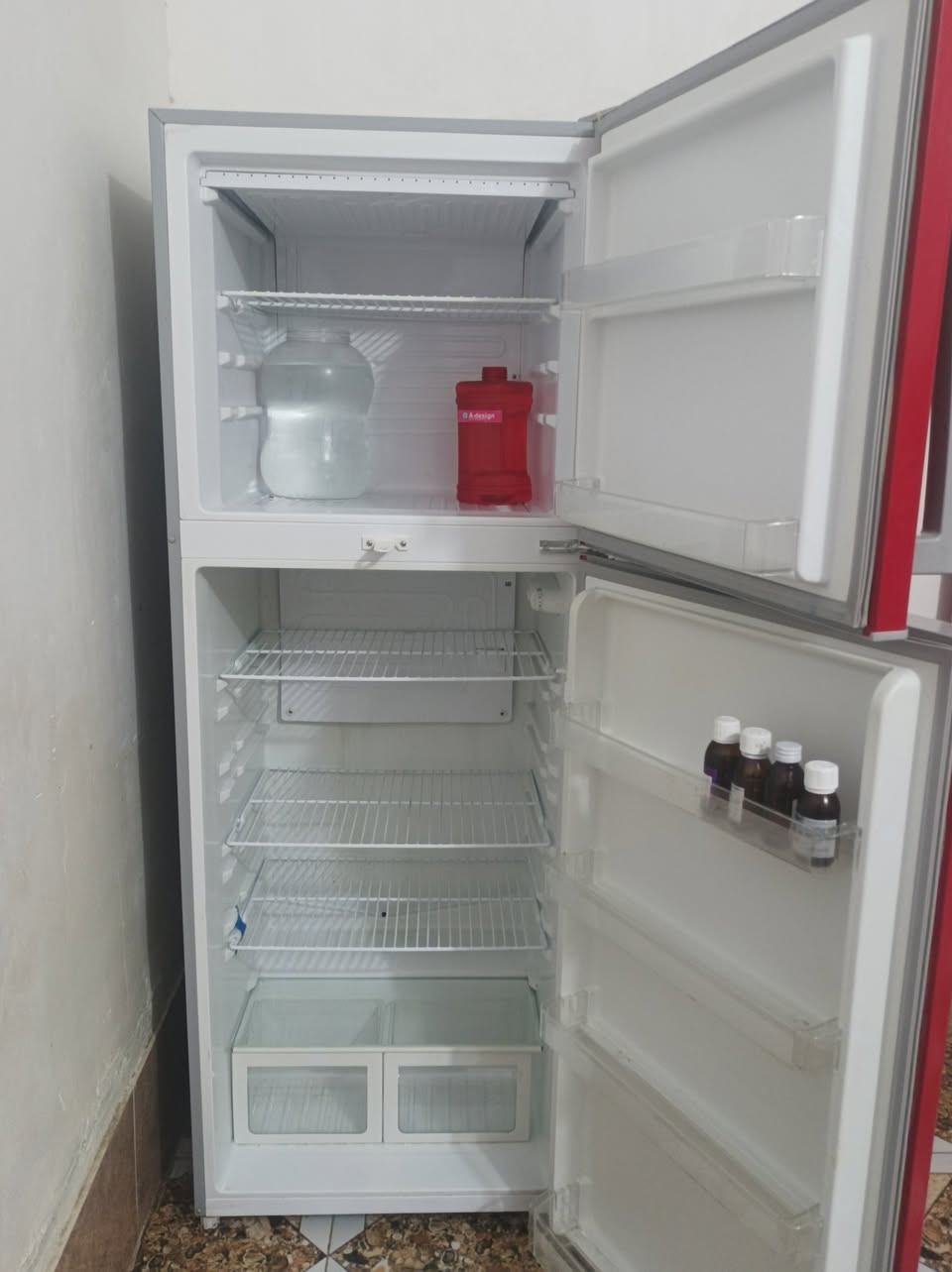 متوفر تلاجه للبيع جديد الله شاهد 12قدم
اللبيع مستعجل السعر 225 ***********
