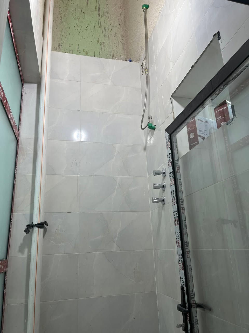 مشتمل جديد للبيع
مشتمل مساحة ٦٠ متر
واجهة ٣ نزال ٢٠
بناء حديث ودرجة اولى 
٣ غرف نوم + صالة + مطبخ
+صحيات فوك وجوا
العنوان حي سومر  شارع عرض ٨
السعر ١٨٠ قابل للتفاوض
للاستفسار ***********
