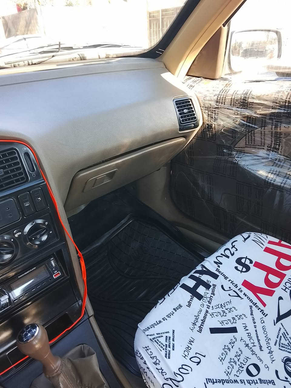 سلام عليكم ورحمه الله وبركاته بيجو للبيع موديل 2012الميس رقم بغداد إنكليزي مصفره  هيهة وغرامات مكينه كير شواصي مكفولات كهربائيات كلها شغاله دوشمه جديده صدر جديد تخم تاير جديد للتبريد ثلج تدفهة شغاله سياره خير من الله جديده كلش حلوه وكامله مناقصه شي بيه جاملغ خلفي طخه بصيطه بس هاي تفاصيل السياره فدوه لعيونك بس الشراي يتصل السعر 34 الاتصال *********** المكان بغداد تقاطع الدرويش حي التراث
