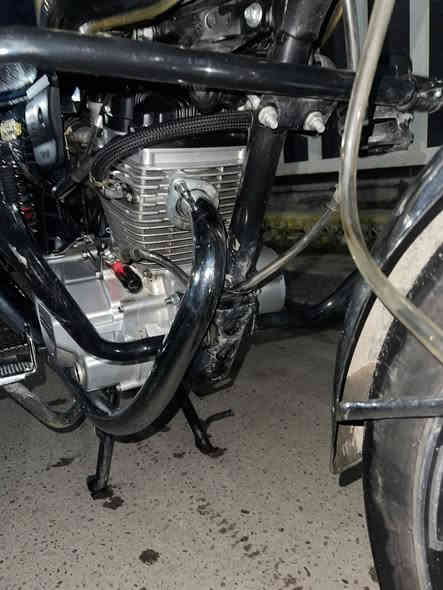 السلام عليكم من رخصه الادمن دراجة ايراني سولنك للبيع نضيفة وحلوة سلف وهندر شغالات وكهربائيات كلهن شغالات بلادي أوراق بيها مكاتبة ومنفيس فقط الدراجة كلهة شغالة وبيها بصمات ثنين وسويجات ثنين   الدراجة مستخدمه قليل اشتغلت بيها سبوعين وخالها اروح بيها للدوام
موديل 2025 حجم المحرك 200 CG 
العنوان بغداد الصليخ ***********
للاستفسار
