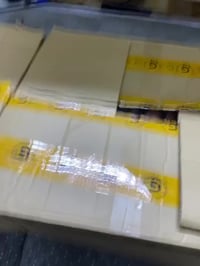 عيني عندي شلعة كراتين شي ان 2 منهم منزلي سي وان ناعم و2 منهم مكس ملابس...