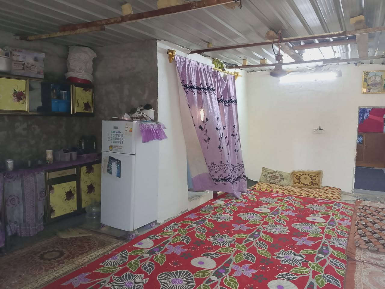 السلام عليكم بيت للبيع المساحه 100 متر غرفه صاله مطبخ حمام داخلي ومكشوفه ساحه 8 متر حمام خارجي سكف جينكو ارضيه صبه السعر 14 بي مجال ***********
