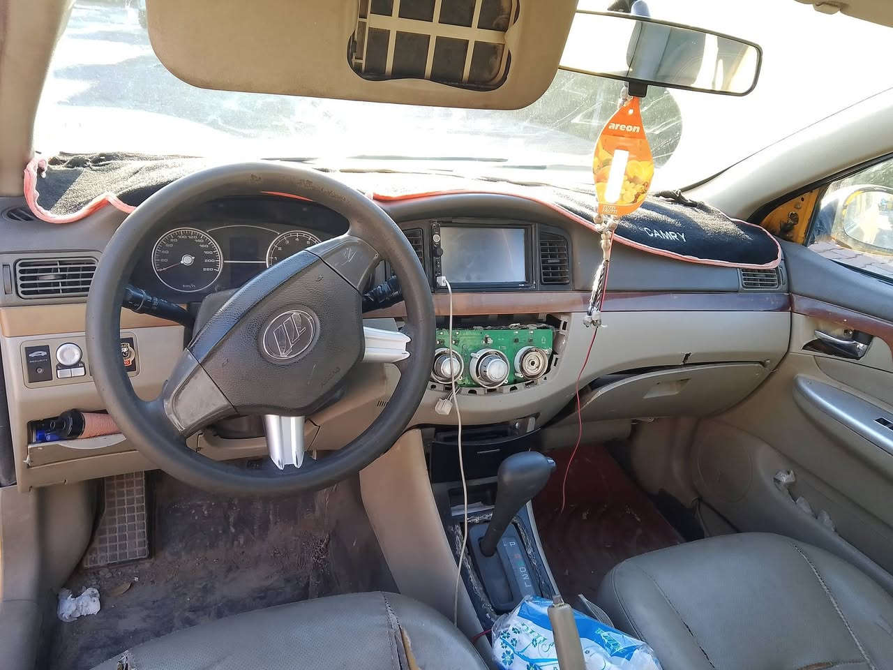 سلام عليكم ليفان2012محور كير اومحرك كورله 94كير أوتوماتيك رقم انكليزي بسمي سنويه لل29تبريد تدفئه كله شغال صدره اشويه تعبان سعر 38ورقه دفتر بانزين ***********
