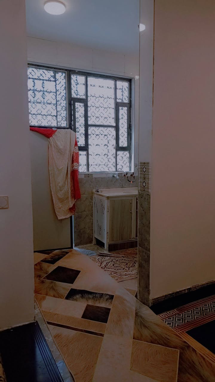 بيت بلديه شارع حمدان ريسي يبعد ١٠متر تبليط وماوكهربا يحتوي على قرفتين وصاله ومطبخ ستقبال وحمام ومدخل حمام خرجي كهربائيّ ماء السعر ٣٥مليون وبي مجال اتصل ***********
