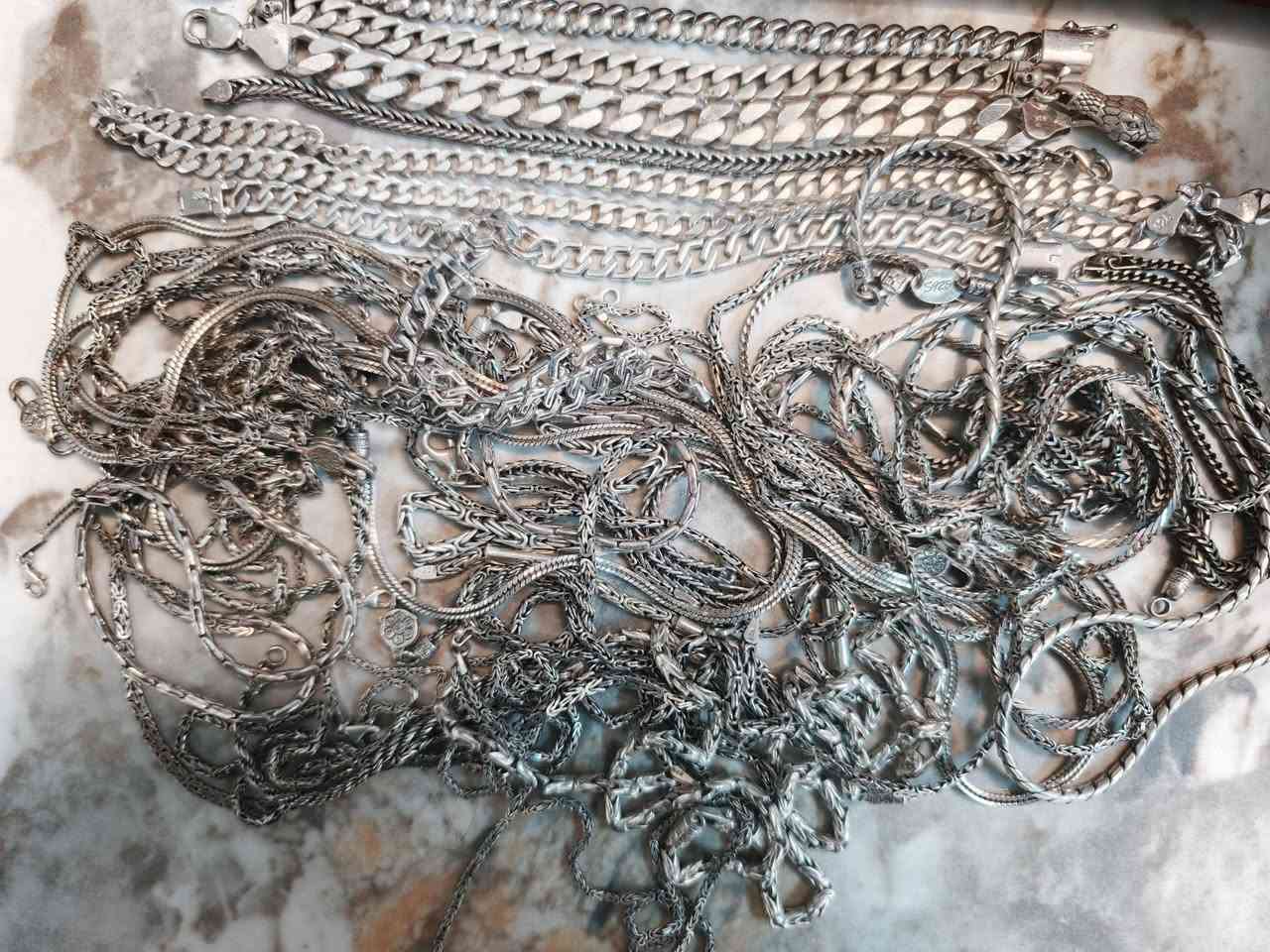 سوارات وزناجيل بيعة كاملة كل الوزن كيلو و 14 غرام سعر الغرام 4500 ذني مو كسر جدد وبيهن مصنعية


**إذا كنت صاحب هذا الإعلان وتريد حذفه لأي سبب، رجاءا أرسل رسالة إلى الدعم الفني**