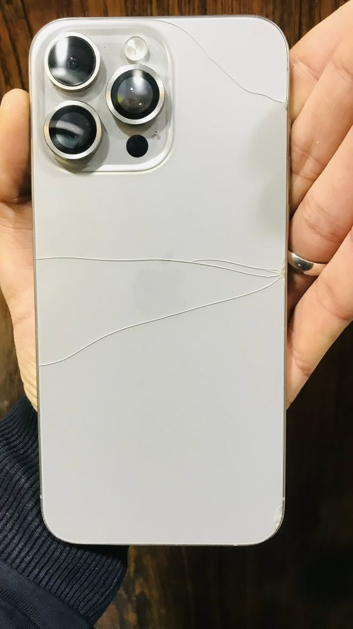 آيفون 15برو ماكس
لون تيتانيوم
بطارية 🔋 87
ذاكرة 256
دبل سيم 
كلو شرط بس الظهر مثل ماموضح بل صوره 

***********
