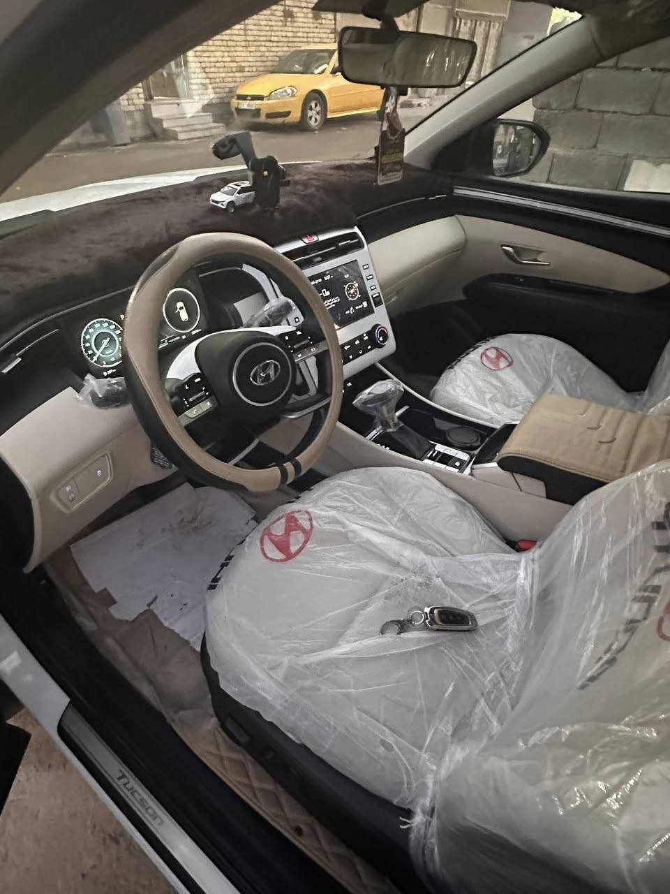 توسان 2024 خليجي فول رقم بغداد عدا البنوراما ماشية 22  
مكفولة عام عدا بارد حيل صغير بلصندوق مأشر عليه 
مواصفات 
تشغيل عن بعد  بصمات عدد 2 
بصمة ابواب 
رادار امامي خلفي 
الداخل ابيض المرغوب 
اتو هولد 
مري شفط 
اشاير بلمري 
ويل كب 18 
قيادة 3 انظمة ايكو نورمل سبورت 
شحن لا سلكي 
شاشة لمس 
تدعم ابل كارابلي 
كشنات مخمل 
هند ابريك دكمة 
مانع انزلاق 
تبريد خلفي 
بردات خلفية 
الكراسي كهرباء 
اضاءة مع لفة الاستيرن 

السيارة جديدة عل وضع الشركة 
للاستفسار *********** اتصل وتدلل
