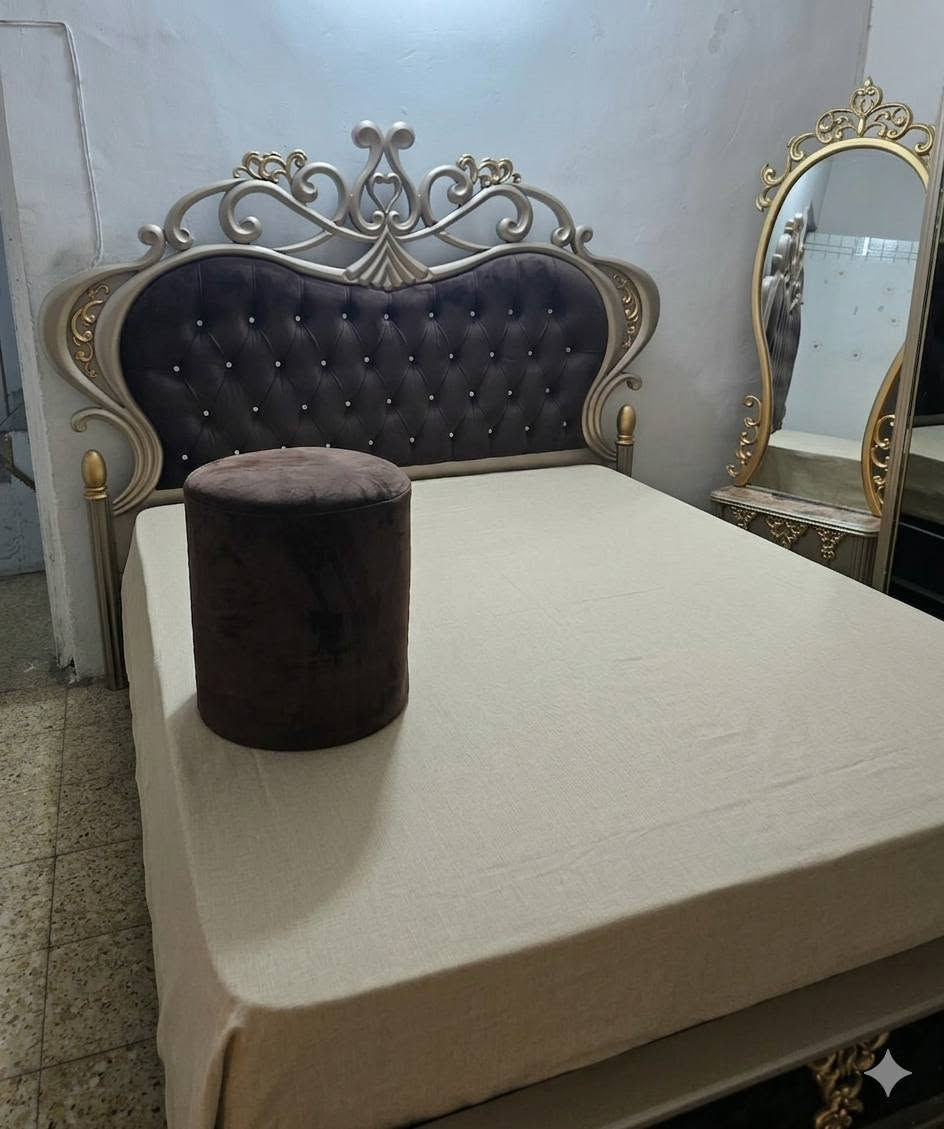 سلام عليكم 
غرفة نوم ملكي تركي  شراء من القند ٢٤ ورقة صبغ حراري واعلى كوالتي الخشب الثقيل 
جميع القطع ٩ ونسبة نظافة ٩٠% ضرر وحيد جرباية مبدل بمكانها صومية قطعتين خشب . وياها دوشك .
مكان تواجد الحرية رقم هاتف ***********
بيع مستعجل ٦٠٠ الف وتجي تشوفها شكلها احلى من صور.بحكم مكان والانارة. 
(مكلفة بالنشر)
