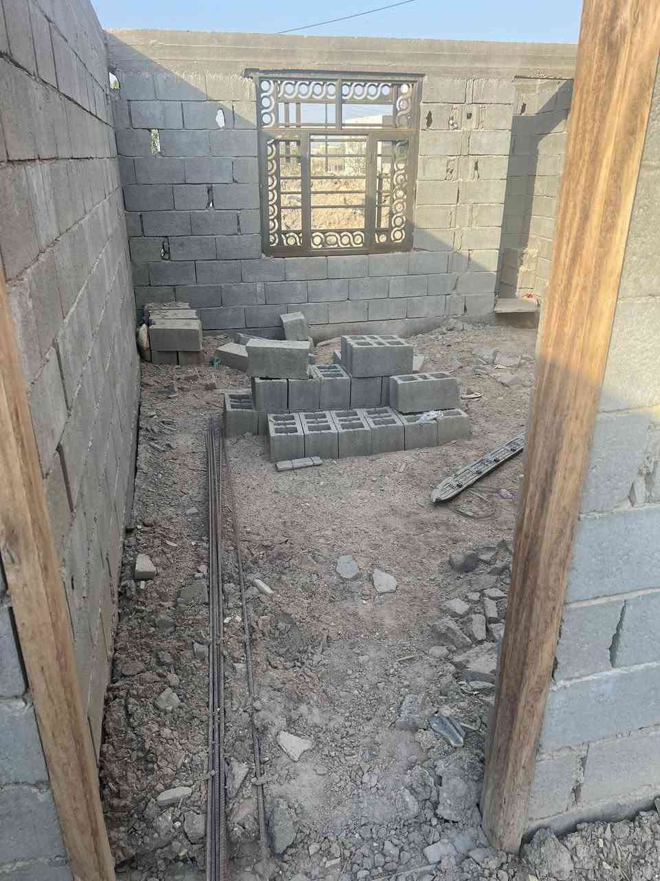 السلام عليكم
للبيع هيكل بناء واصل للسقف مبني بلوك في الصالحية قرب مدرسة الريف الزاهر الفرع المقابل لمجمع الرحمن للملابس عكس جهة شط العرب المساحه ٣٠٠ متر(١٠*٣٠) مساحة البناء ٢٠٠ متر (٢غرفه + هول + استقابل +مطبخ وصحيات)

الطابوا زراعي بأسم مالك عراقي موجود يسوي وكاله 

تبعد ٢٥٠م عن شارع الصالحية الرئيسي وشارع الفرعي مسحة ٨م

يوجد في الشارع كافة الخدمات ماء كهرباء مجاري

للاستفسار الاتصال***********
