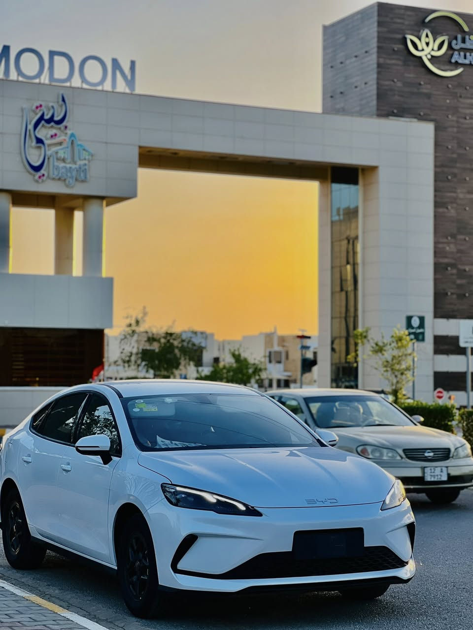 لسلام عليكم
البيع بي واي دي 
موديلها ٢٠٢٥
سيل 5 زيرو مشي 1000  يعني الف الكلي
السياره داخل ابيض. 
تمشيك  علبانزين 2100 كيلو  
وعل شحنه ١٠٠ كيلو 
وياه شاحنه ومطور هواه ومثلثه وارضيات ✅
يجي محركين شحن وبانزين 
شاشاه ايباد 
منفسه لل تيسله 
ما بيه شخط كلين 
تريد رقم تريد بدون رقم 
بيع مستعجيل  
العنوان تكريت صلاح الدين 
السعر خاص 
الستفسار ***********
