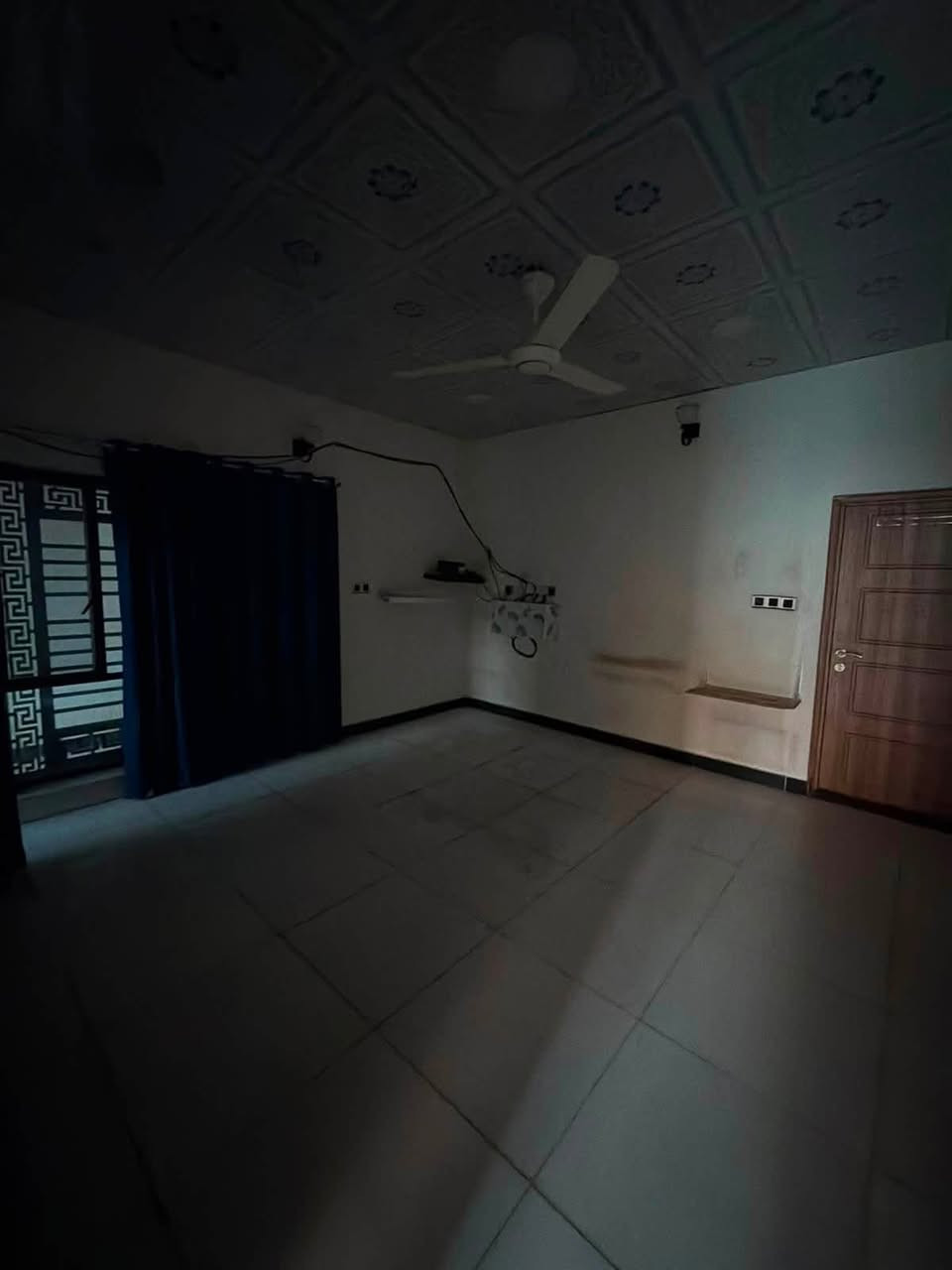 منزل حديث للأيجار في الكرادة
تجاري فقط 
المساحة 350 متر 
كراج سيارة عدد 3
حديقة كبيرة
صالة استقبال عدد 2
غرف نوم عدد 7 
موقع مميز للشركات والمؤسسات في الكرادة 
لتفاصيل أكثر الاتصال على الرقم 
***********
